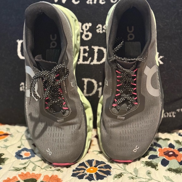 On Running Black and White Athletic Shoes - Picture 6 of 10